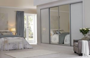 Встроенный серый шкаф